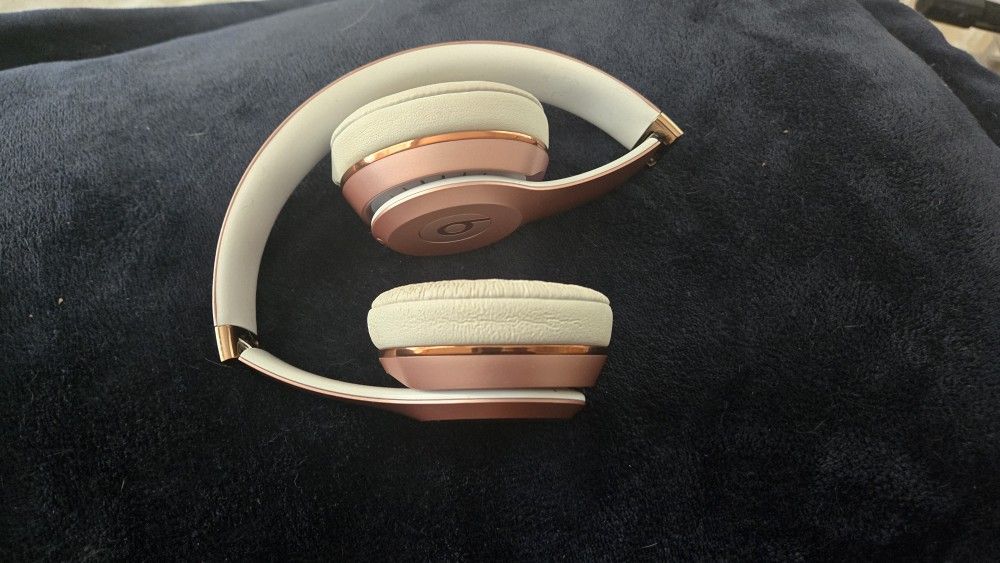 Rose Gold Beats Solo 3