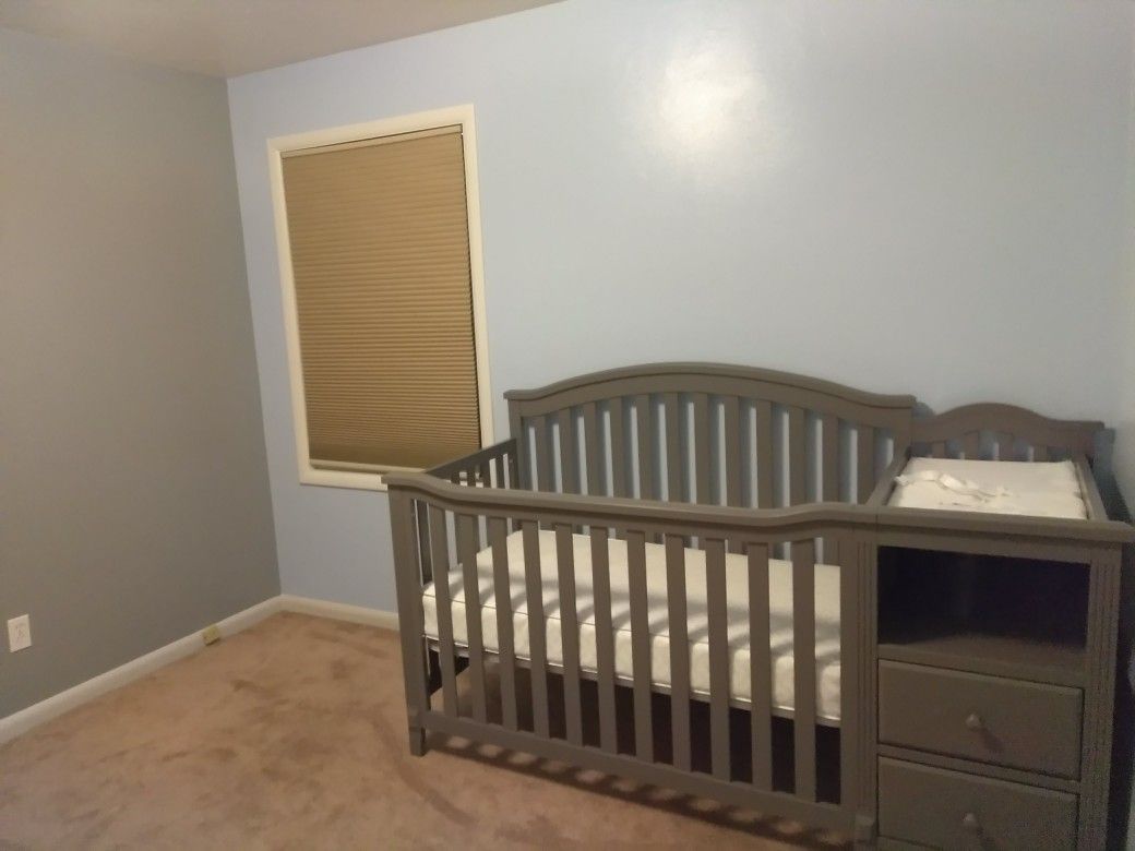 4 & 1 Crib , Play Pin, Changing Table, Toddler Bed
