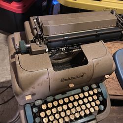 1950 Underwood Electric Typewriter 555