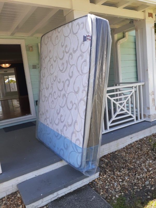 NEW QUEEN-SIZE PILLOW TOP MATTRESS AND BOX SPRING 🆕️