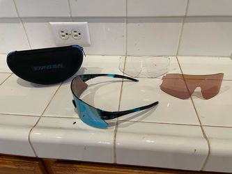 Tifosi Rail sunglasses.Three lenses