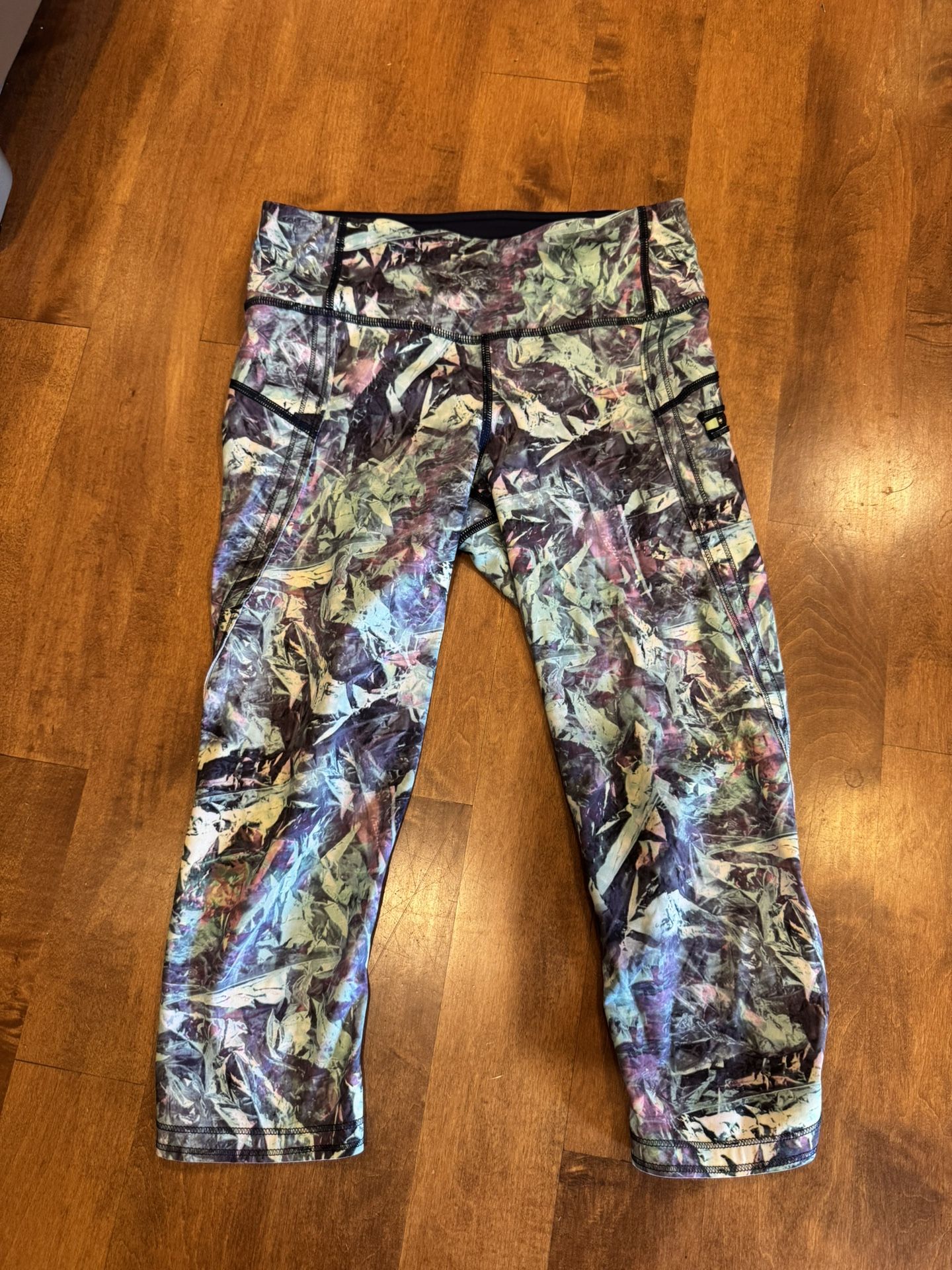 Woman’s Lululemon Capri Pants Shipping Available
