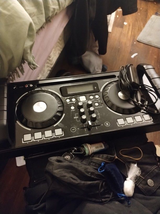 iLIVEâ„¢ Mixer+ DJ (Scratch Board)/Karaoke Media Controller