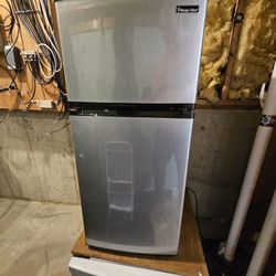 Magic Chef 4.3 Cubic Foot refrigerator with freezer Make An Offer