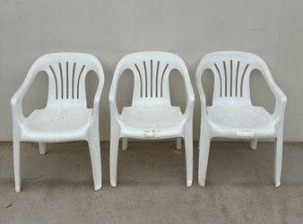 White Plastic Outdoor Chairs – Set of 3