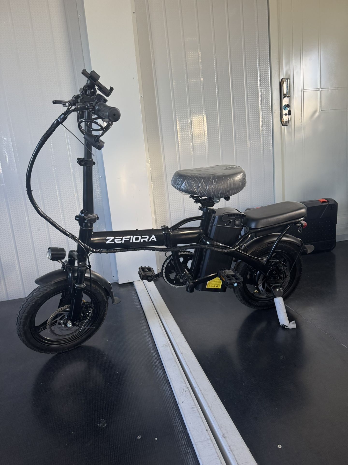 Folding electric bicycle