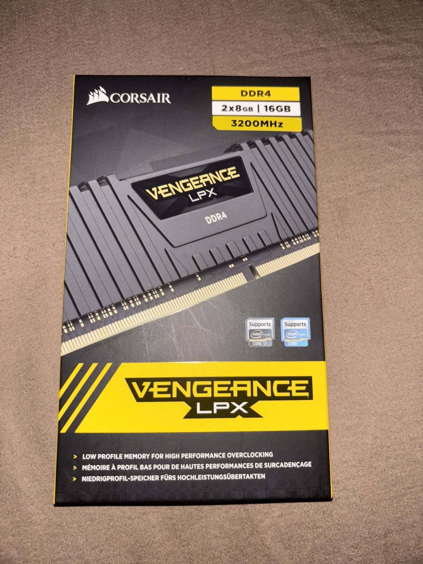 8GB x 2 DDR4 CORSAIR RAM