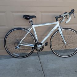 700x25c. TREK UNISEX ROAD RACING BIKE. (19.5"). ALUMINUM & CARBON. FRESHLY TUNE UP. 👌🏼