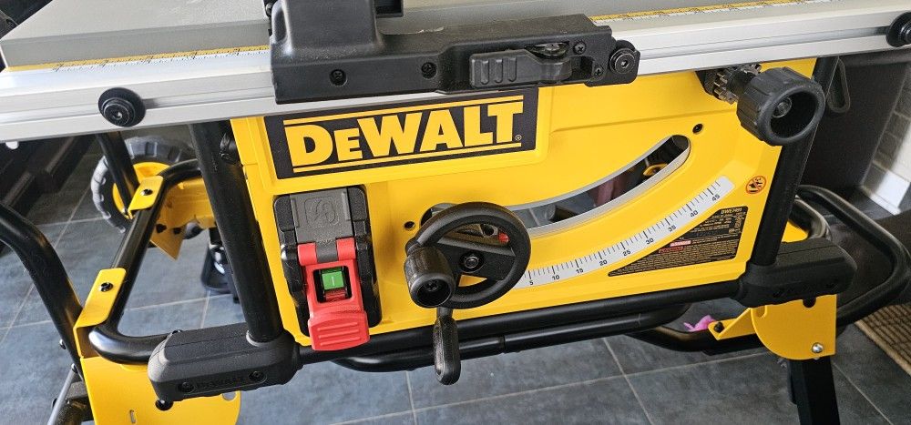 Dewalt 10in - 15 Amp Portable Jobsite Table Saw With Foldable Rolling Stand. Excellent Condition!