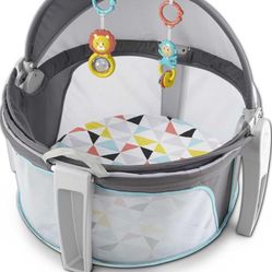 Fisher-Price Portable Bassinet On-The-Go Baby Dome, Travel Play Space with Developmental Newborn Toys & Canopy, Color Climbers