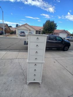 Talk white Dresser