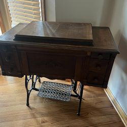 Vintage Antique RARE New England Queen Rotary Oak Sewing Machine