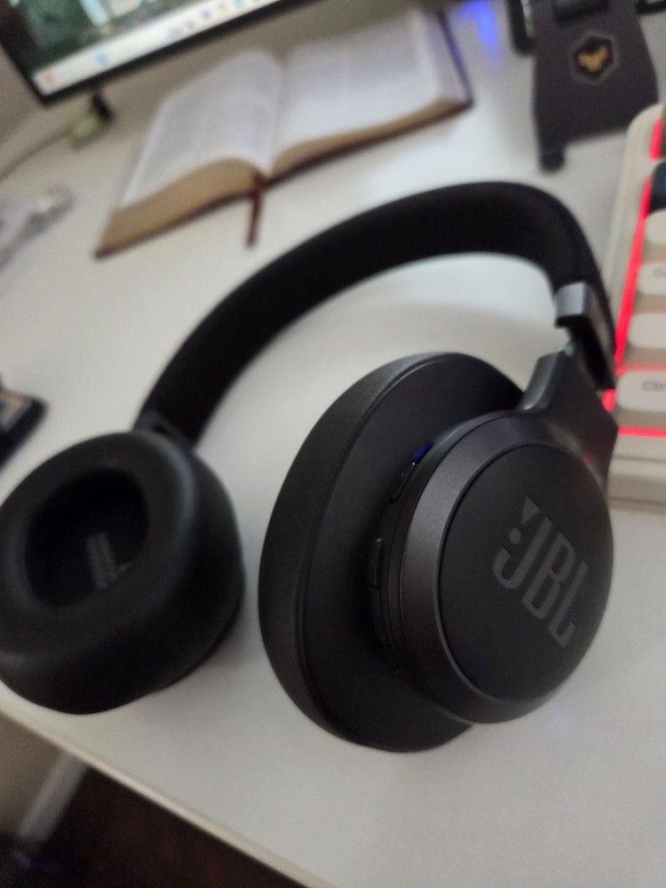 JBL Wireless Bluetooth Headphones + Carry Pouch - Excellent Condition