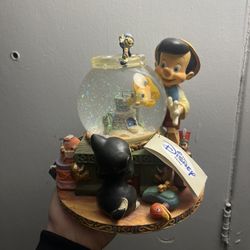 Disneys Pinocchio Cleo Fishbowl Musical Snow globe