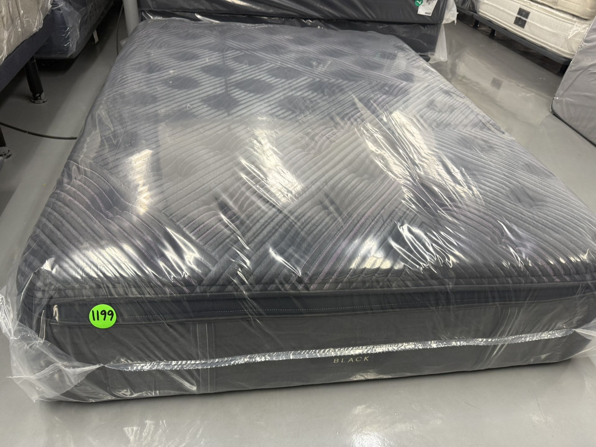 QUEEN SIZE SIMMONS BEAUTYREST BLACK SERIES 2 (PLUSH) PILLOW TOP MATTRESS & BOX SPRING BED SET