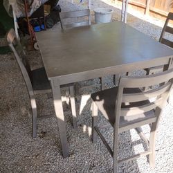 Tall Table And 4 BARSTOOLS 