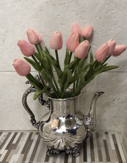 Gorgeous silver teapot/ vase.., so pretty.