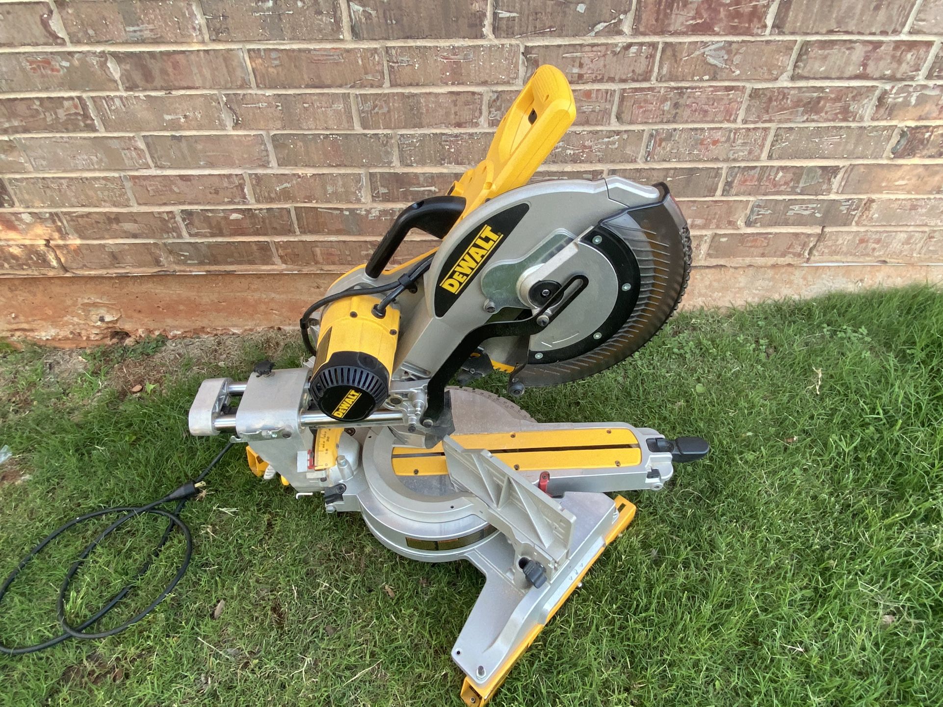 Black and decker 8 1/4 compound miter saw, works well - centerville or  englewood for Sale in Centerville, OH - OfferUp