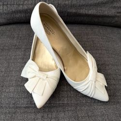 Unforgettable Moments White Pearl Ivory Satin Shoes w Bows Size 7.5