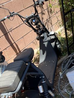 Electric Scooter / E-Bike Style Scooter Has no charger & NEEDS REPAIR….