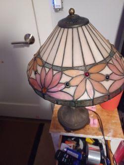 Dale Tiffany Lamp Brass And Sain  Glass