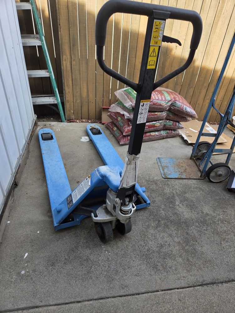 Pallet jack 4400 Lb Capacity 