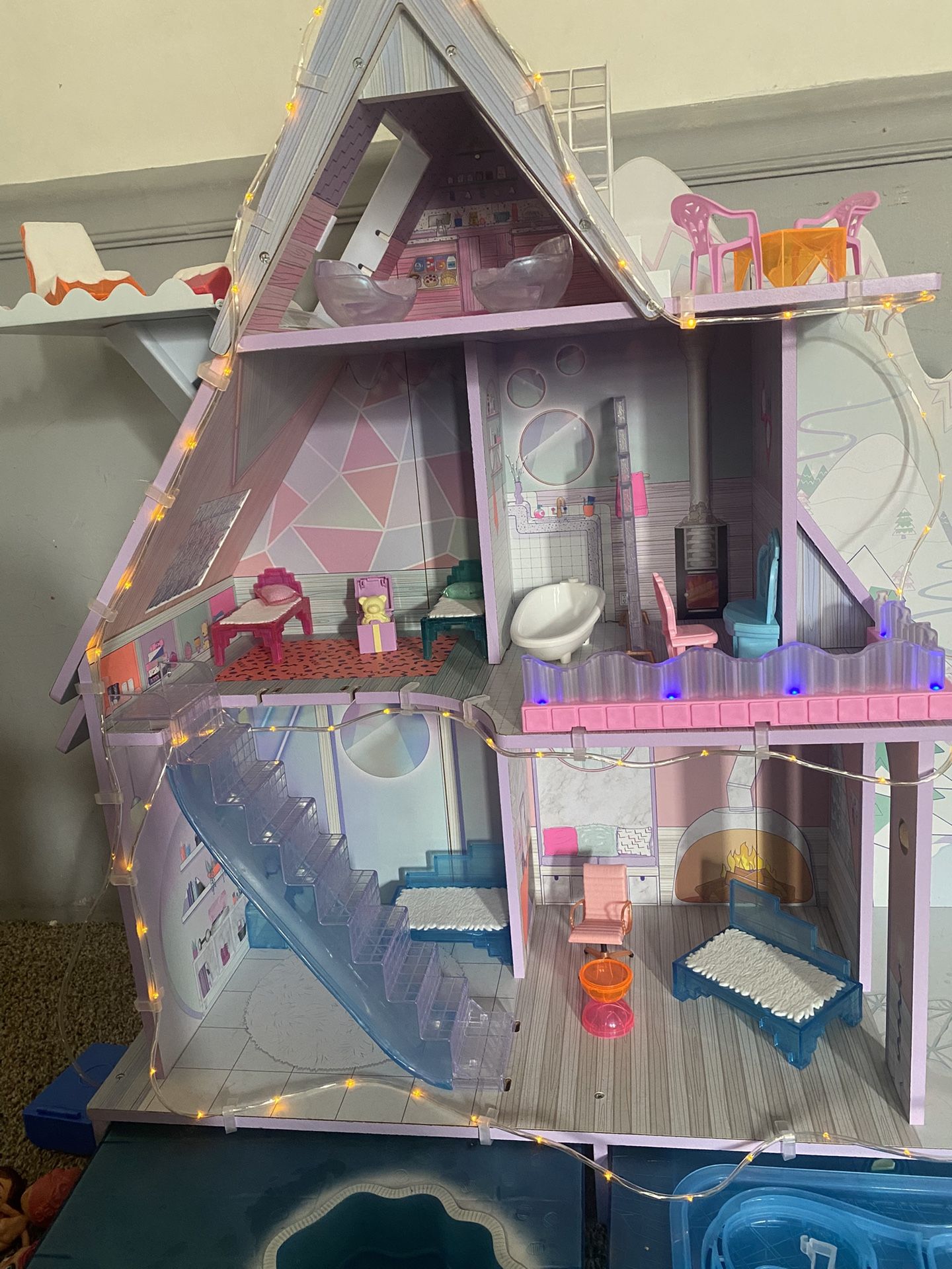 LOL Ice House And Toys