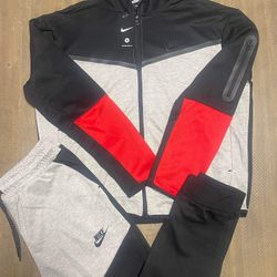 Mens Nike sweatsuits sizes s,m,L,3x $70 each hmu 🔥🔥✅✅