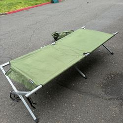 Oversized Camping Cot With Bag
