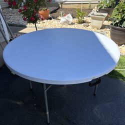 Round Folding Table 
