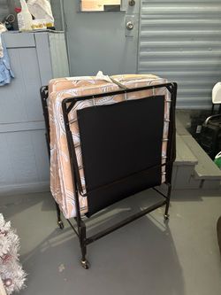 Roll away bed like new