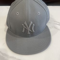 NEW ERA 7 5/8 YANKEES HAT IN GREAT SHAPE 