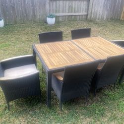 Table with 6 extendable chairs, super new.