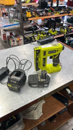 1003 Ryobi P317 18V Lithium Ion Cordless Crown Stapler with 1.5ah Battery and Charger566929