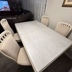 Extendable Dining Table + 4 Chairs – Solid Set