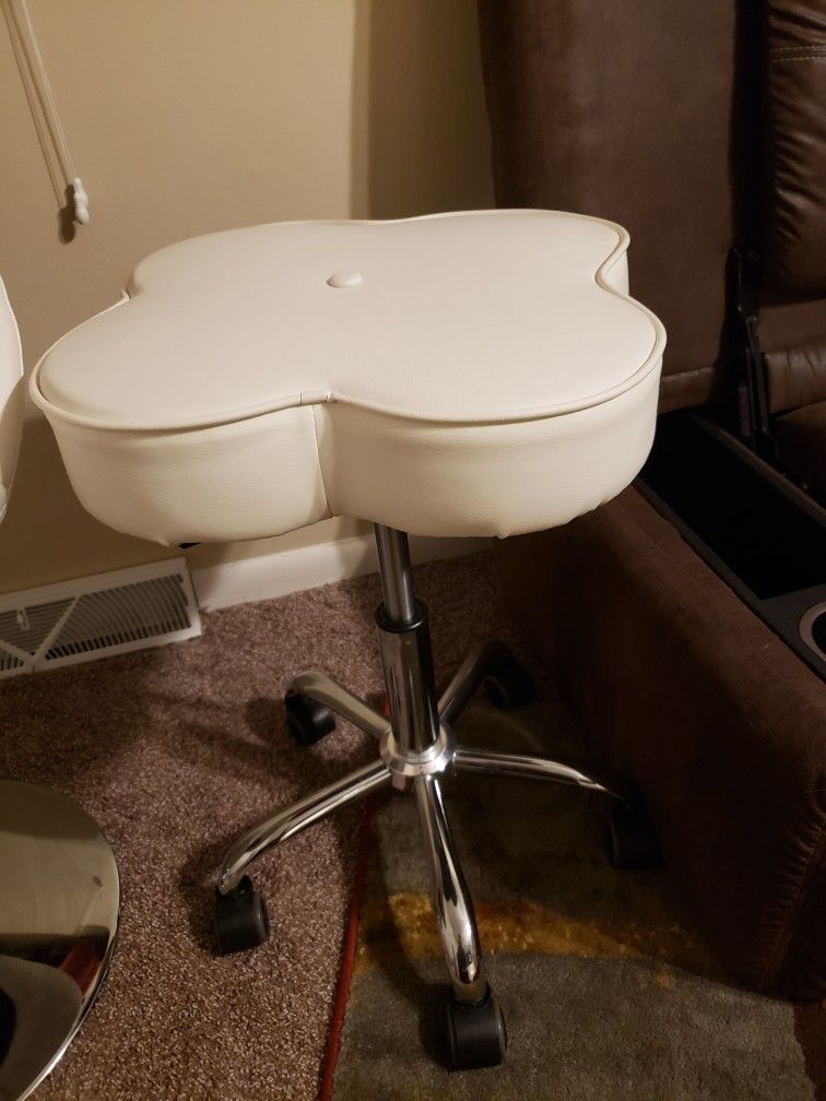 💥Nice White Stool Seat - Rolls, Swivels, Height Adjusts💥