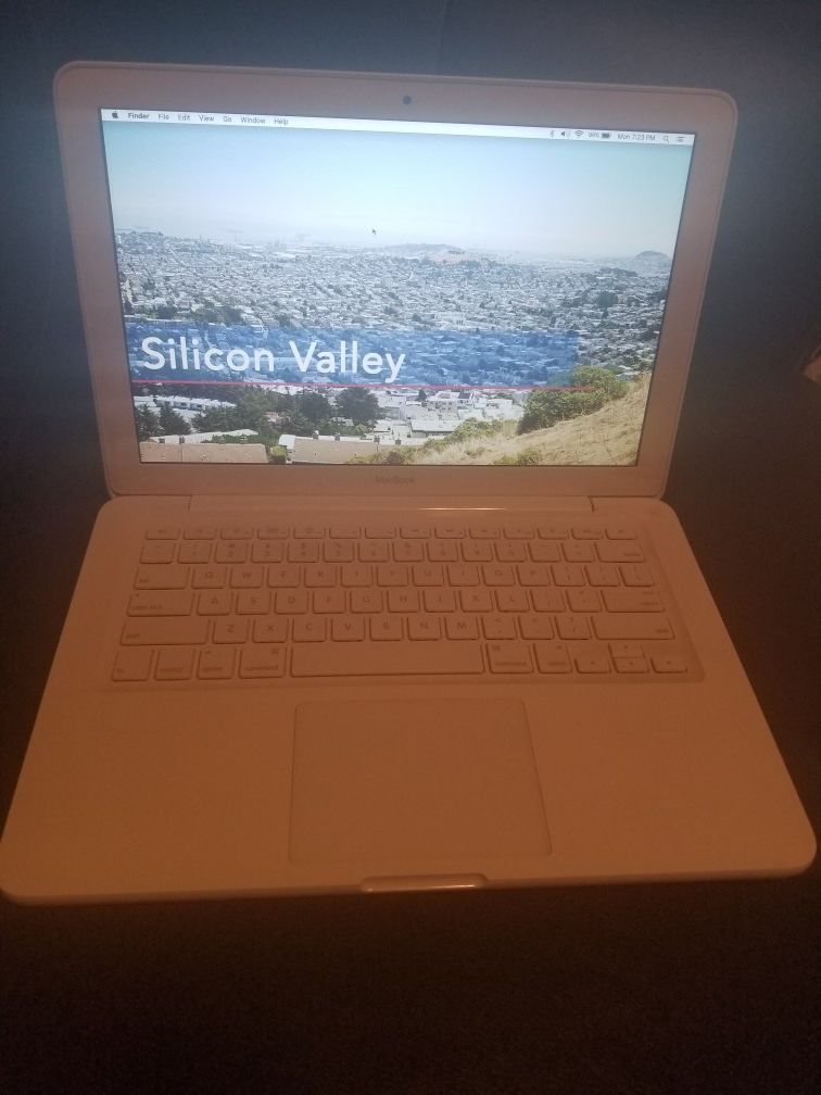 Apple Macbook 2.26ghz 4gb Memory 250gb hard drive FREE SOFTWARE Microsoft Office Excel Word Mac PowerPoint Garage Band Music recording studio