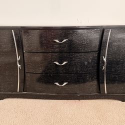 80 inch long dresser FOR SALE, PICK UP ONLY