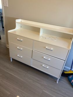 White 6-Drawer Dresser with Top Shelf