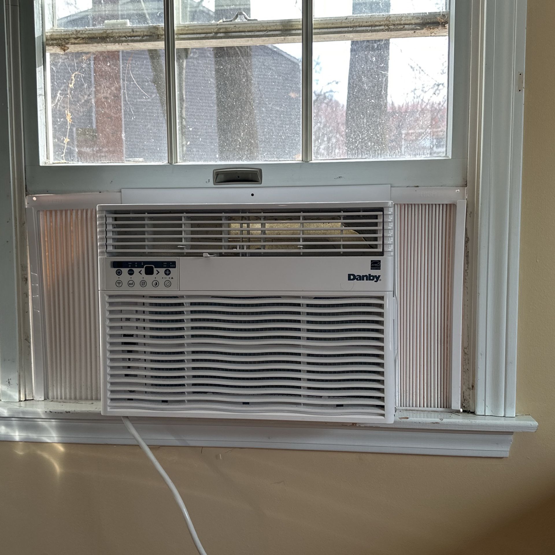 Danby Window A/C. 1yr Old. Bluetooth/app. Costco