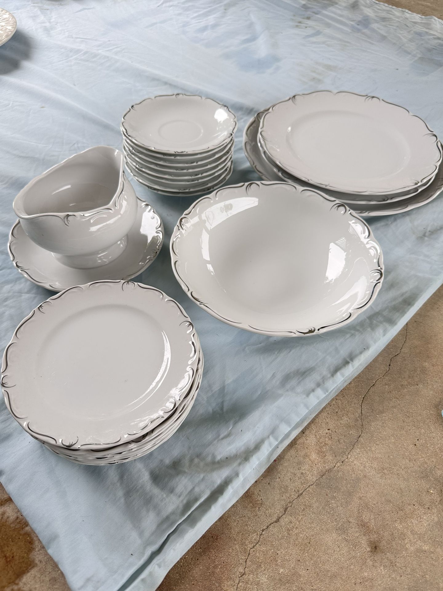 21 Piece Modern China + Table Institute Inc. Set