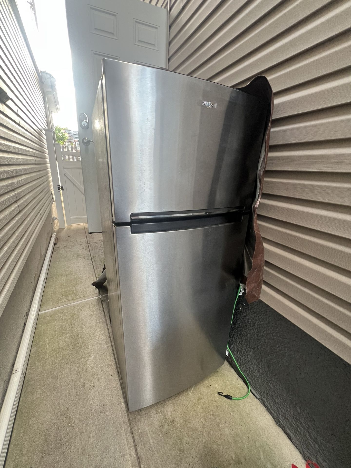 18 cu. ft. Top Freezer Refrigerator in Fingerprint Resistant Metallic Steel