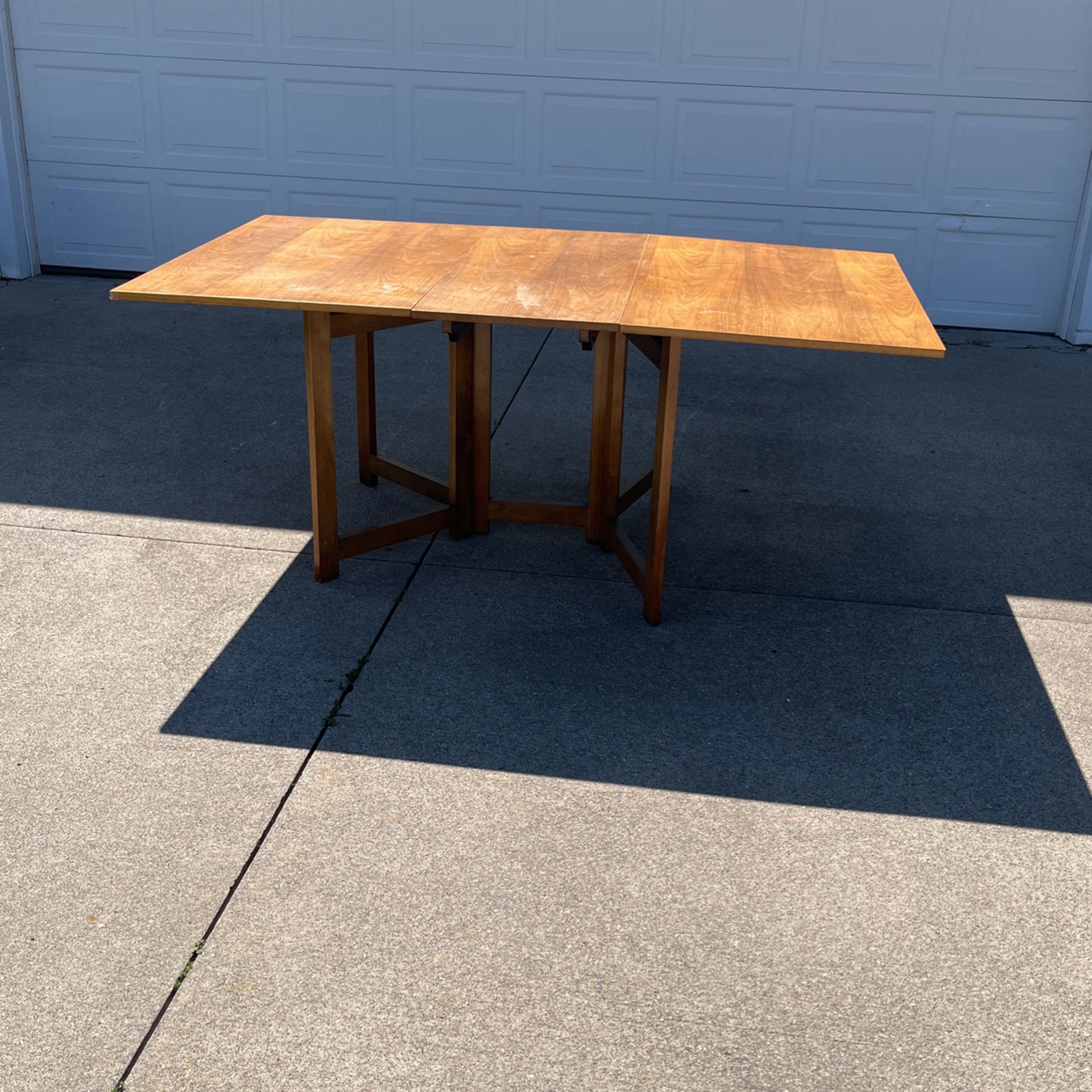 Dining Room Table That Expands From 18” Wide To 45” To 72”. It Is 42” Deep And 29 1/2” Tall