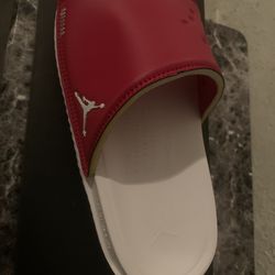 Brand new Jordan play slide w tags n box