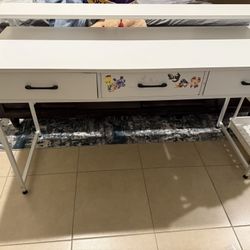 Desk with 3 drawers 