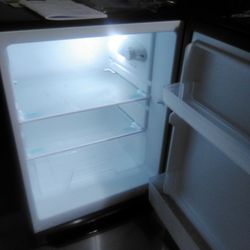Insignia 4.9cu Fridge With Bottom Freezer