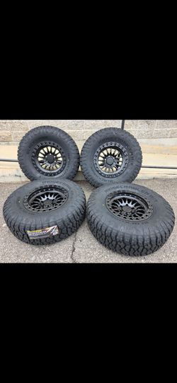 17" LOCK GRIT w- 35" RT tires