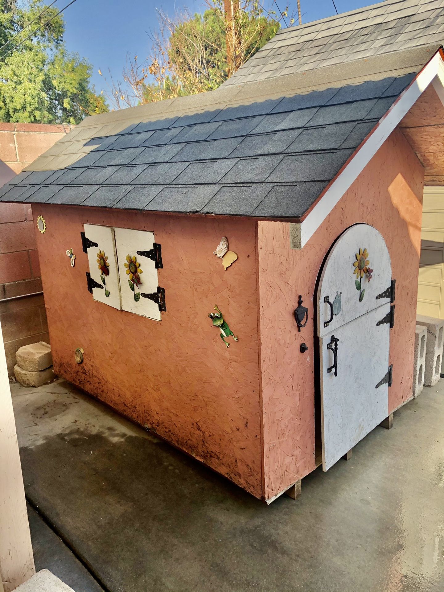 Kids wood Playhouse or extra large dog house.