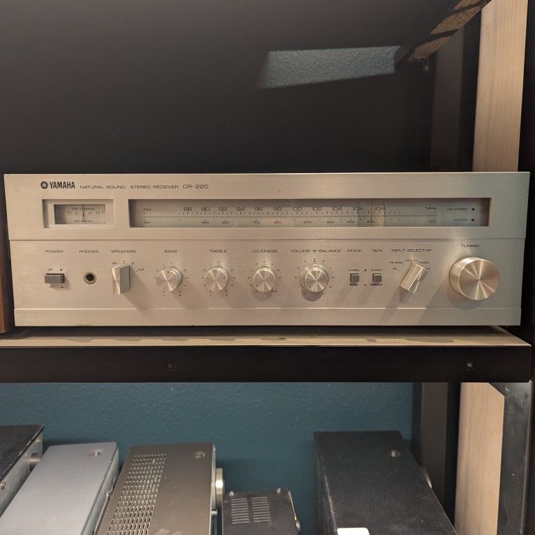 Yamaha Natural Sound Stereo Receiver CR-220