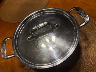 All clad D3 3 qts pot with lid